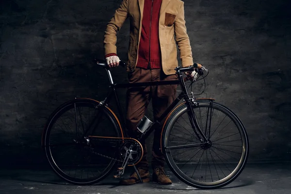 Современный хипстер и его винтажный велосипед — стоковое фото