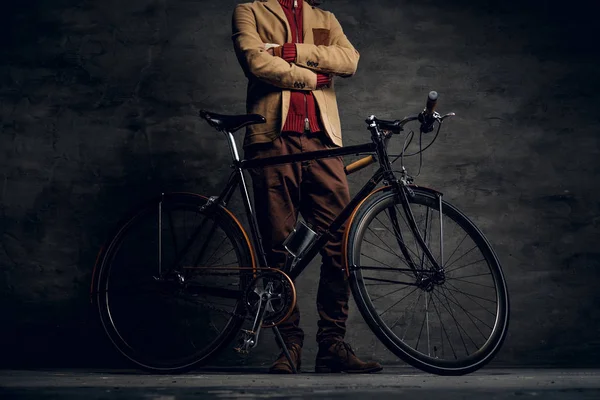 Moderno hipster y su bicicleta vintage — Foto de Stock