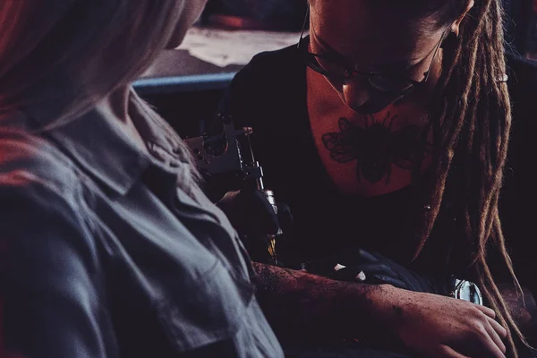 暗い写真スタジオでタトゥー作りのプロセス — ストック写真