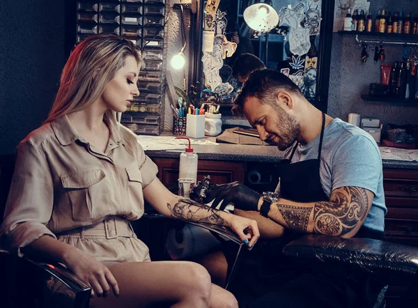 Processo di fabbricazione del tatuaggio nello studio fotografico scuro — Foto Stock