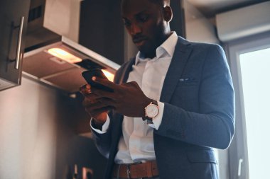 Yas rutin kavramı - adam mutfakta kahve var