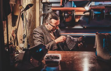 Booot maker atölyesinde çalışıyor