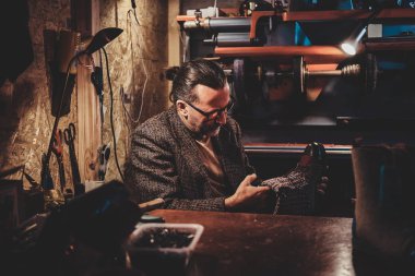 Booot maker atölyesinde çalışıyor