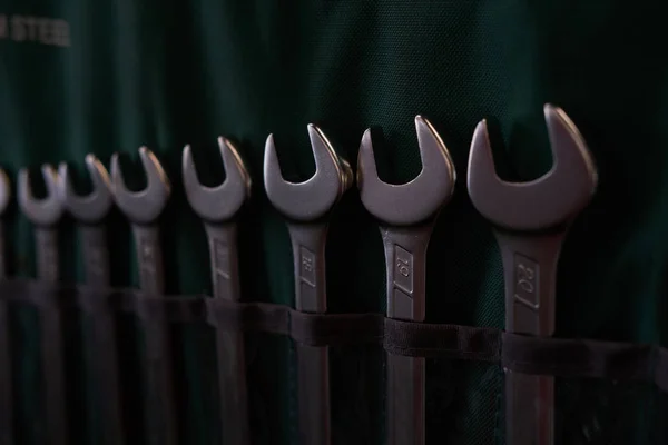 Different sizes of wrenches on the wall — Stock Photo, Image