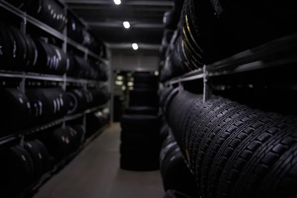 Rozmanitost pneumatik v rušném skladu — Stock fotografie