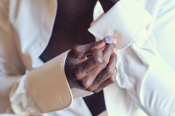 Elegante uomo sta vestendo i suoi gemelli — Foto Stock