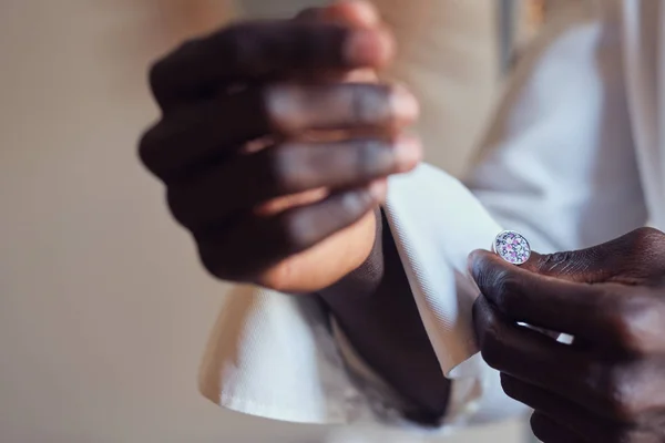 Elegant man klär upp sin manschettknappar — Stockfoto