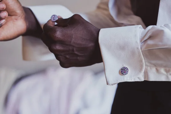 Elegant man klär upp sin manschettknappar — Stockfoto