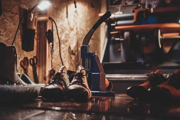 Starszy projektant pracuje nad parą butów — Zdjęcie stockowe