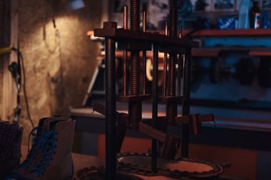 Meşgul ayakkabı tasarımcısı Nice atölye