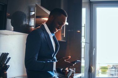 Yas rutin kavramı - adam mutfakta kahve var