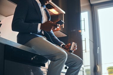 Yas rutin kavramı - adam mutfakta kahve var