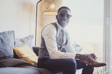 Zarif adam ayakkabılarını giyiyor.