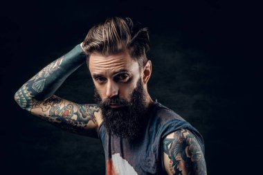 Stüdyoda dolorous sakallı adam portresi