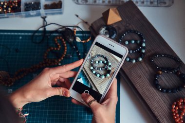 Kız cep telefonu üzerinden bir fotoğraf yapıyor