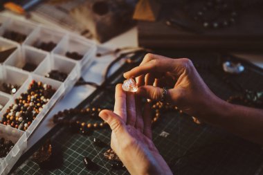 Kadın yarı değerli taş tutuyor
