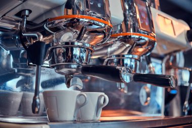 Yepyeni kahve makinesi ve fincanlar