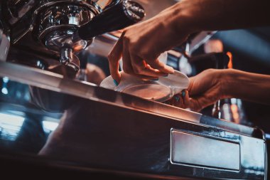 Barista müşteriler için kahve tamir