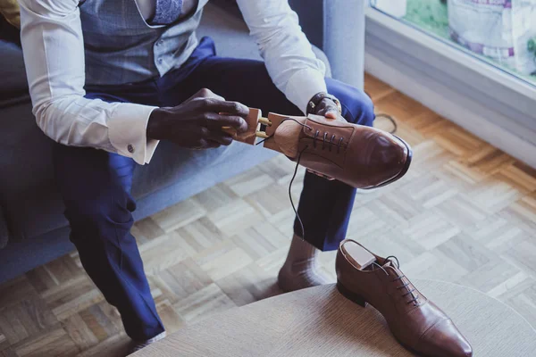 Elegancki człowiek jest wprowadzenie na jego buty — Zdjęcie stockowe
