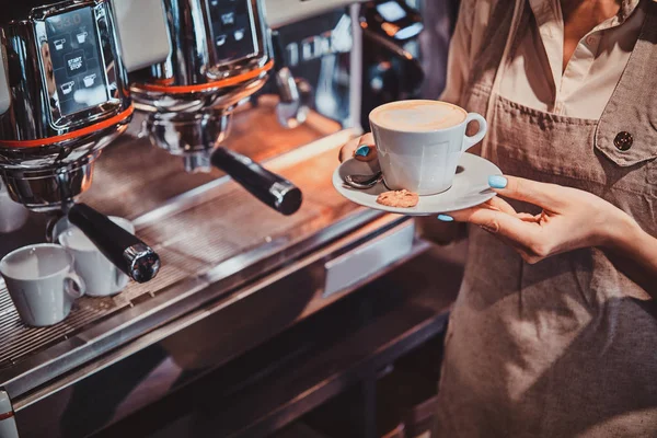 Barista está preparando café para los clientes —  Fotos de Stock