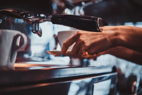 Barista está preparando café para os clientes — Fotografia de Stock