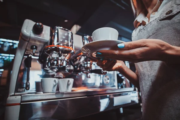 Barista está preparando café para os clientes — Fotografia de Stock