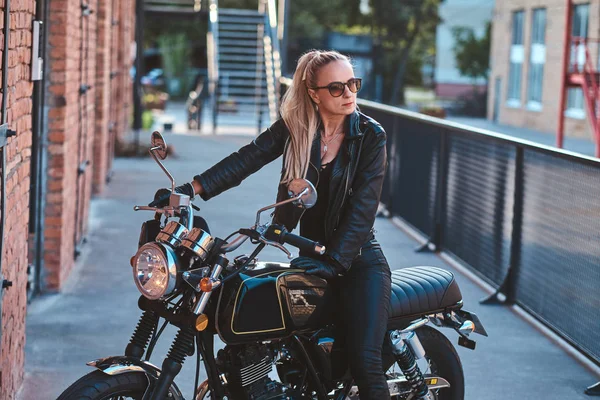 Portret van mooie blonde Biker in lederen kleding — Stockfoto