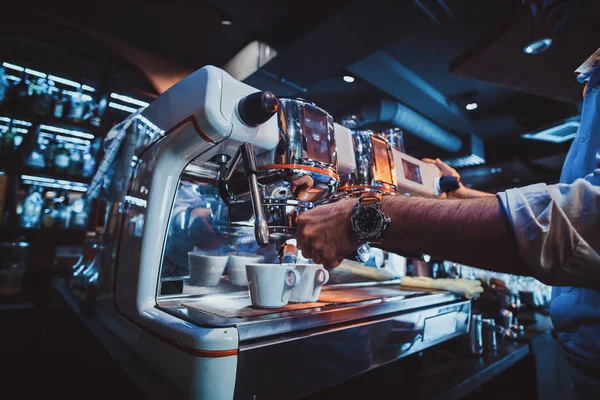 Barista jest Preparowanie kawy dla klientów — Zdjęcie stockowe