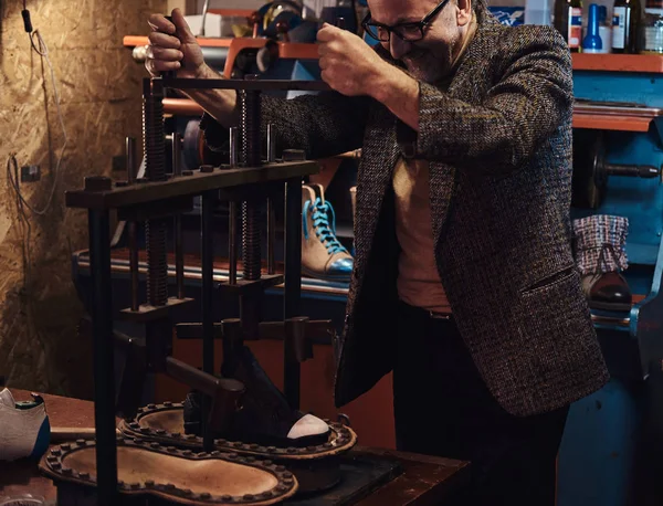 Bootmaker bei der Arbeit - er bekam ein neues Projekt — Stockfoto