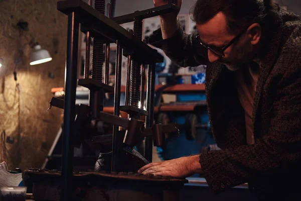 Bootmaker no trabalho - ele tem um novo prognóstico — Fotografia de Stock