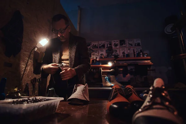 Bootmaker no trabalho - ele tem um novo prognóstico — Fotografia de Stock