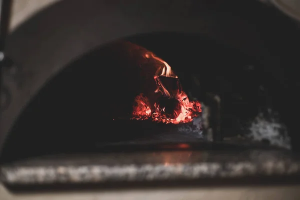 Кам'яна пекарня піца всередині печі — стокове фото