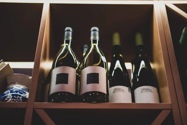 Пляшки вина на полиці — стокове фото