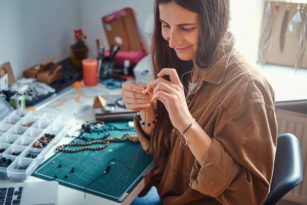 Dziewczyna robi nowe zroszony jevellery — Zdjęcie stockowe