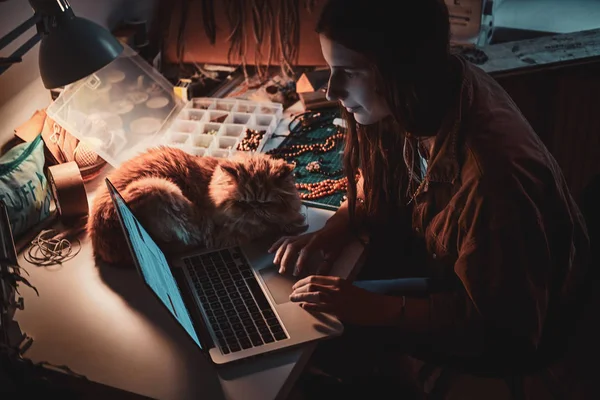 Menina ocupada e seu gato fofo — Fotografia de Stock