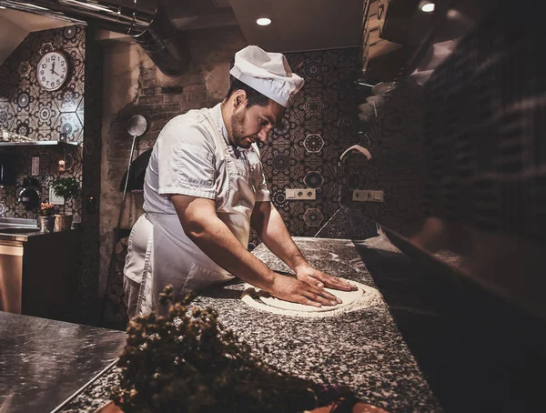 Chef está haciendo pizza en la cocina del restaurante —  Fotos de Stock