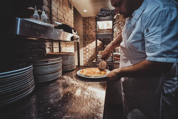 Šéfkuchař připravuje čerstvě připravované pizzy — Stock fotografie