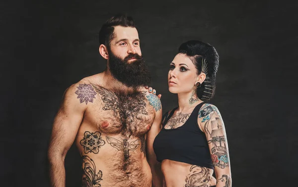 Портрет татуйованого чоловіка і жінки в фотостудії — стокове фото