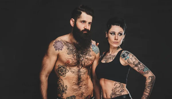 Portrait d'homme et de femme tatoués au studio photo — Photo