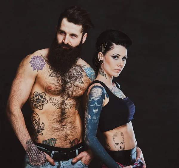 Ritratto di uomo e donna tatuati nello studio fotografico — Foto Stock