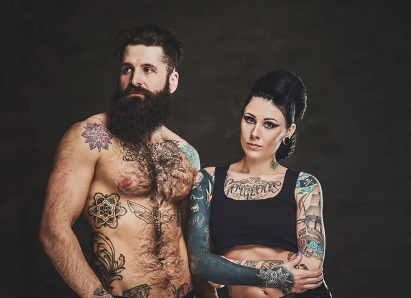 Tetovált férfi és nő portréja a fotóstúdióban — Stock Fotó