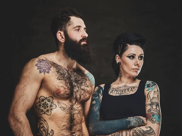 Portret van getatoeëerde man en vrouw in fotostudio — Stockfoto