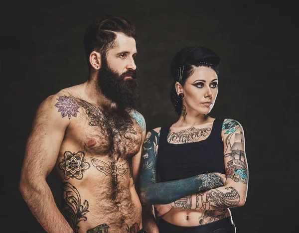 Portret van getatoeëerde man en vrouw in fotostudio — Stockfoto