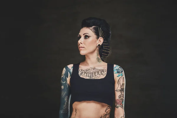 Portret van een jonge vrouw met tatoeages — Stockfoto