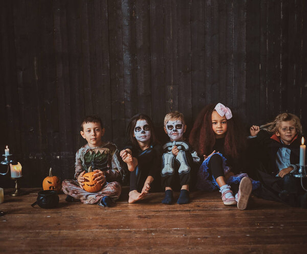 Мальчики и девочки устраивают маскарад на Хэллоуин
