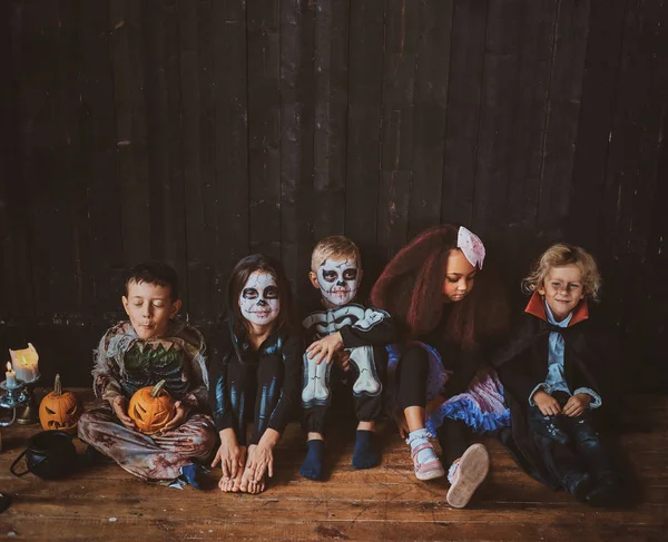 Boys and girls have masquarade at halloween evening — Stock Photo, Image