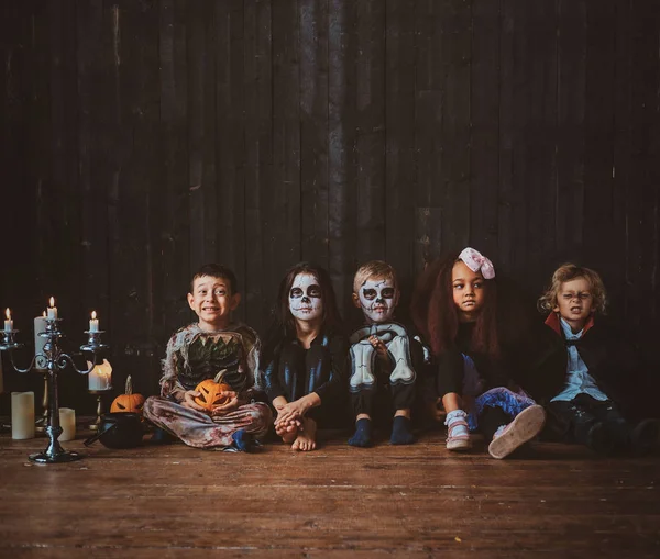 Хлопчики та дівчатка мають маскараду ввечері на Хелловін — стокове фото