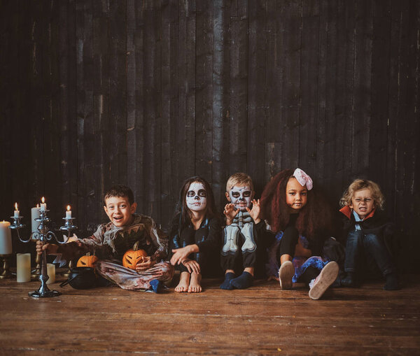 Мальчики и девочки устраивают маскарад на Хэллоуин

