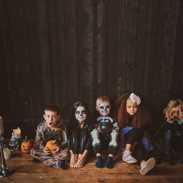 Niños y niñas tienen masquarade en la noche de Halloween —  Fotos de Stock