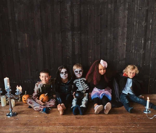 Niños y niñas tienen masquarade en la noche de Halloween —  Fotos de Stock